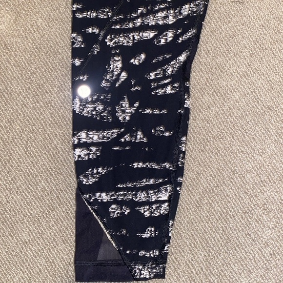 Lululemon Inspire Tight black/white with front zippered pockets and mesh sz 10 - Picture 9 of 11
